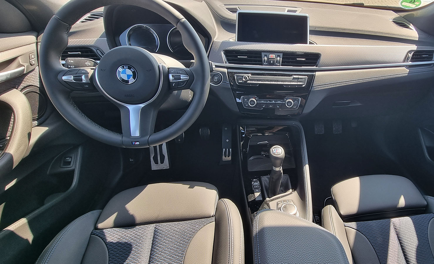 BMW X2 Schaltwagen Innenraum